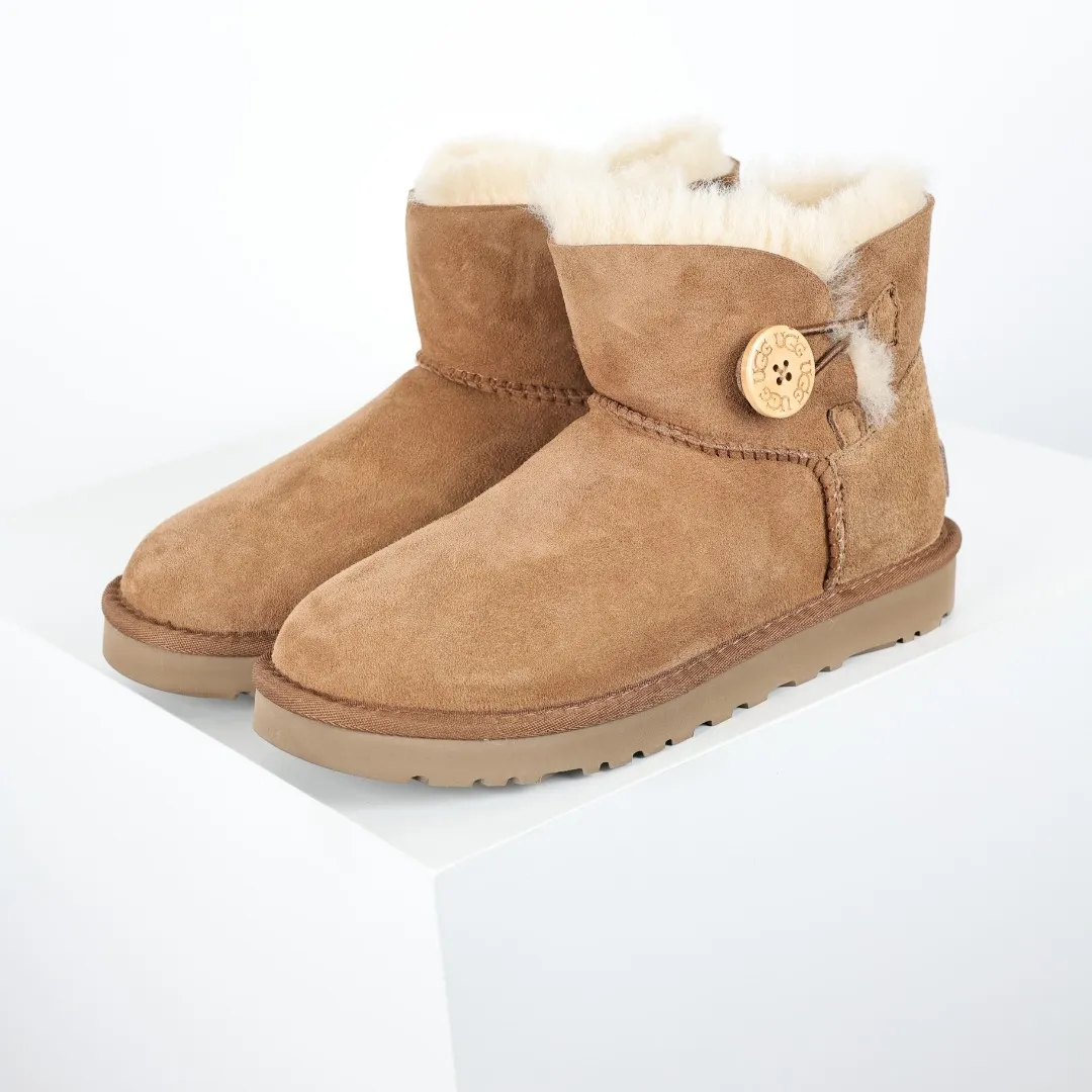 Pick up locally 💰540 The core recommendation is good price UGG basic Bailey twist style Xiaohongshu hot style Henan Longfeng leather production Sheepskin integrated top quality in the market 2-3 cm cashmere insole to keep warm in winter and a very suitable choice for home use UUG has launched a style series in the new year, which is partially geared towards the preferences of young consumers and has also moved to the forefront of fashion trends. Shoe body material Water-repellent coated suede upper 17mm UGGPURE™ implanted wool insole Lightweight non-slip comfortable rubber outsole With brand LOGO Trademark Comes with full packaging Size: 35 36 37 38 39 40